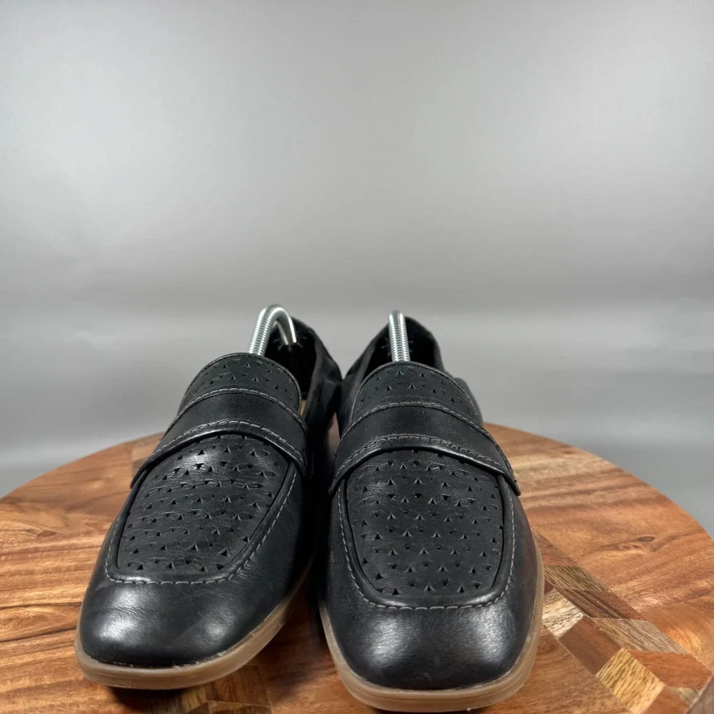 Clarks Collection Womens Black Leather Perforated Loafers Comfort Shoes Size 8.5